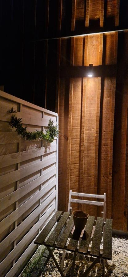 Pinéa Lodge - Chalet Authentique en Pin des Landes - B&B Saint-Yaguen