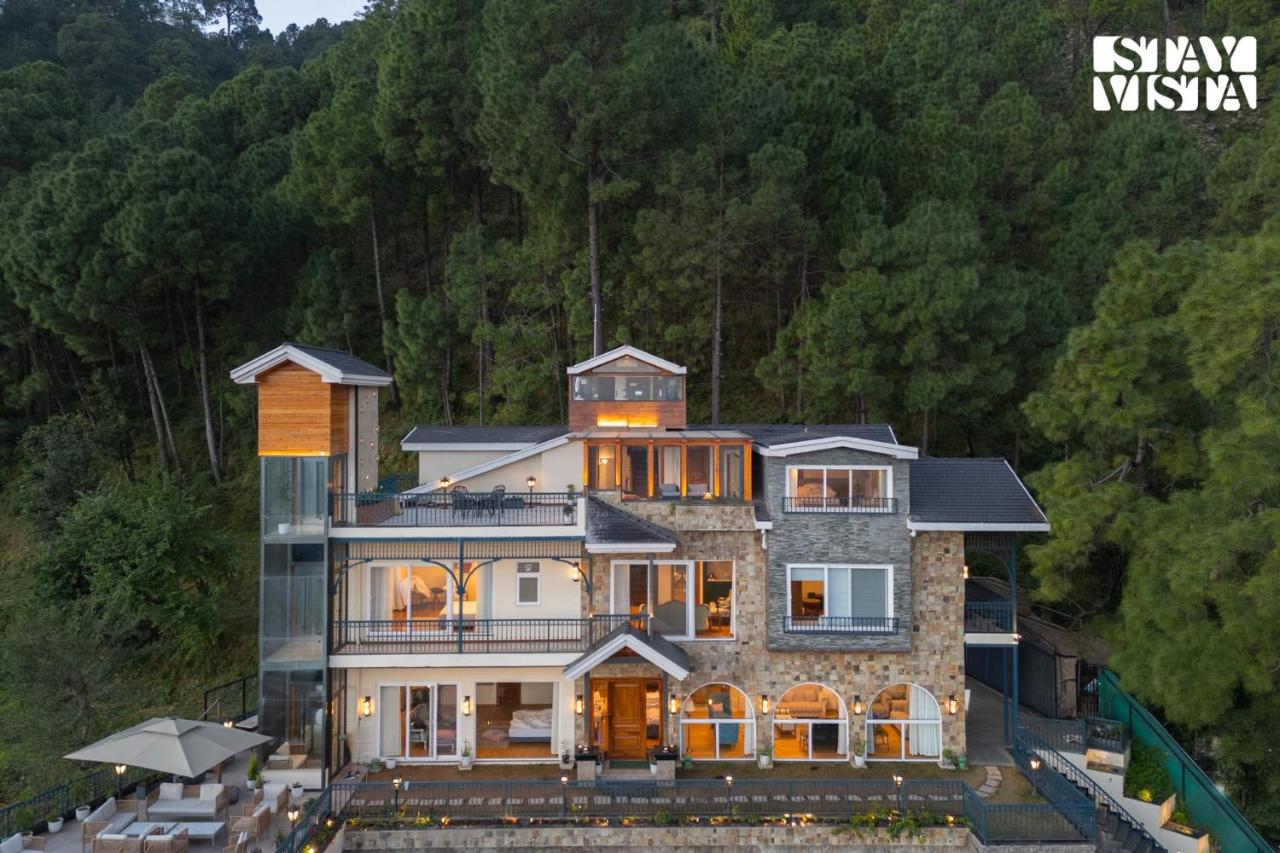 StayVista at Chestnut Manor with Lawn, BBQ, Bonfire - Chambres d’hôtes Kasauli