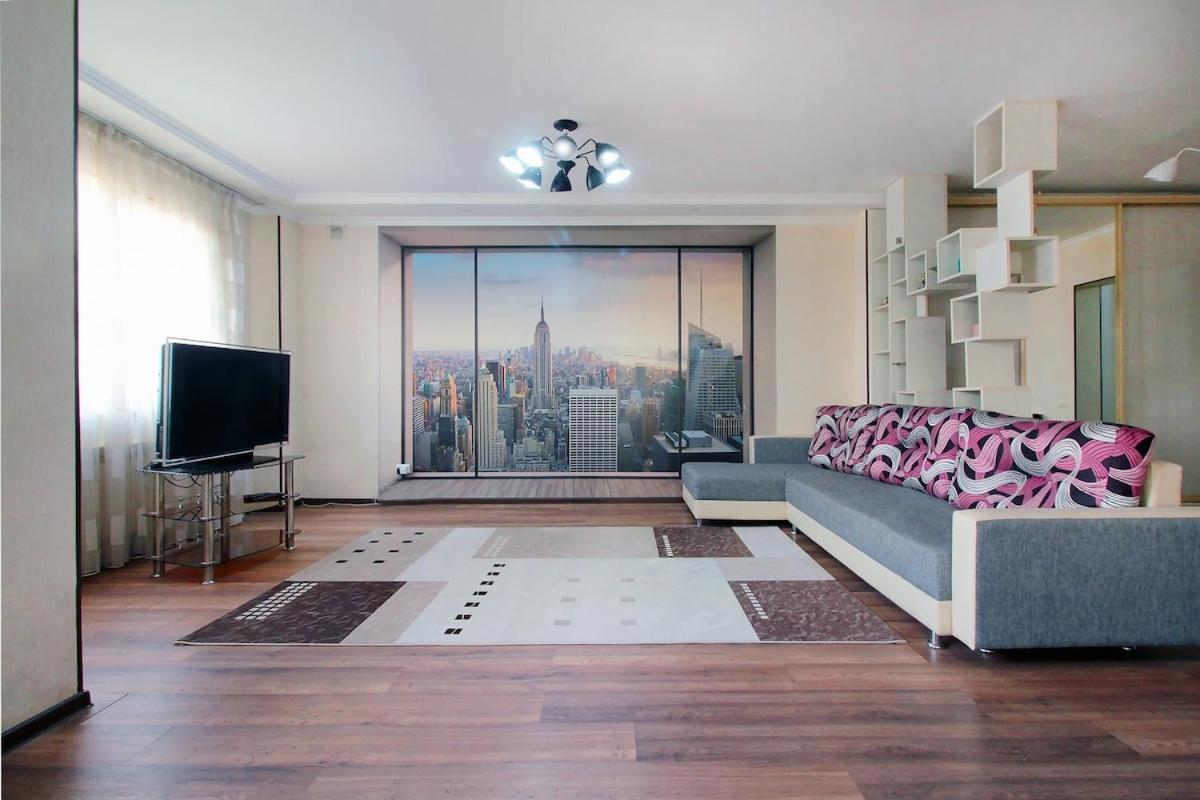 Большая 3 ком кв в двух минутах от ТРЦ Мега Алма-Ата - B&B Almatý