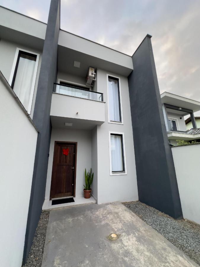 Espaçosa Casa com WI-FI Perto do Aroporto - Conforto e Praticidade GEM19 - B&B Joinville