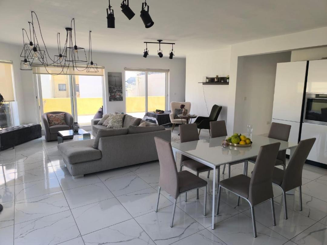 Renata's Three bedrooms Penthouse with Sea view - Ferienwohnung Gzira