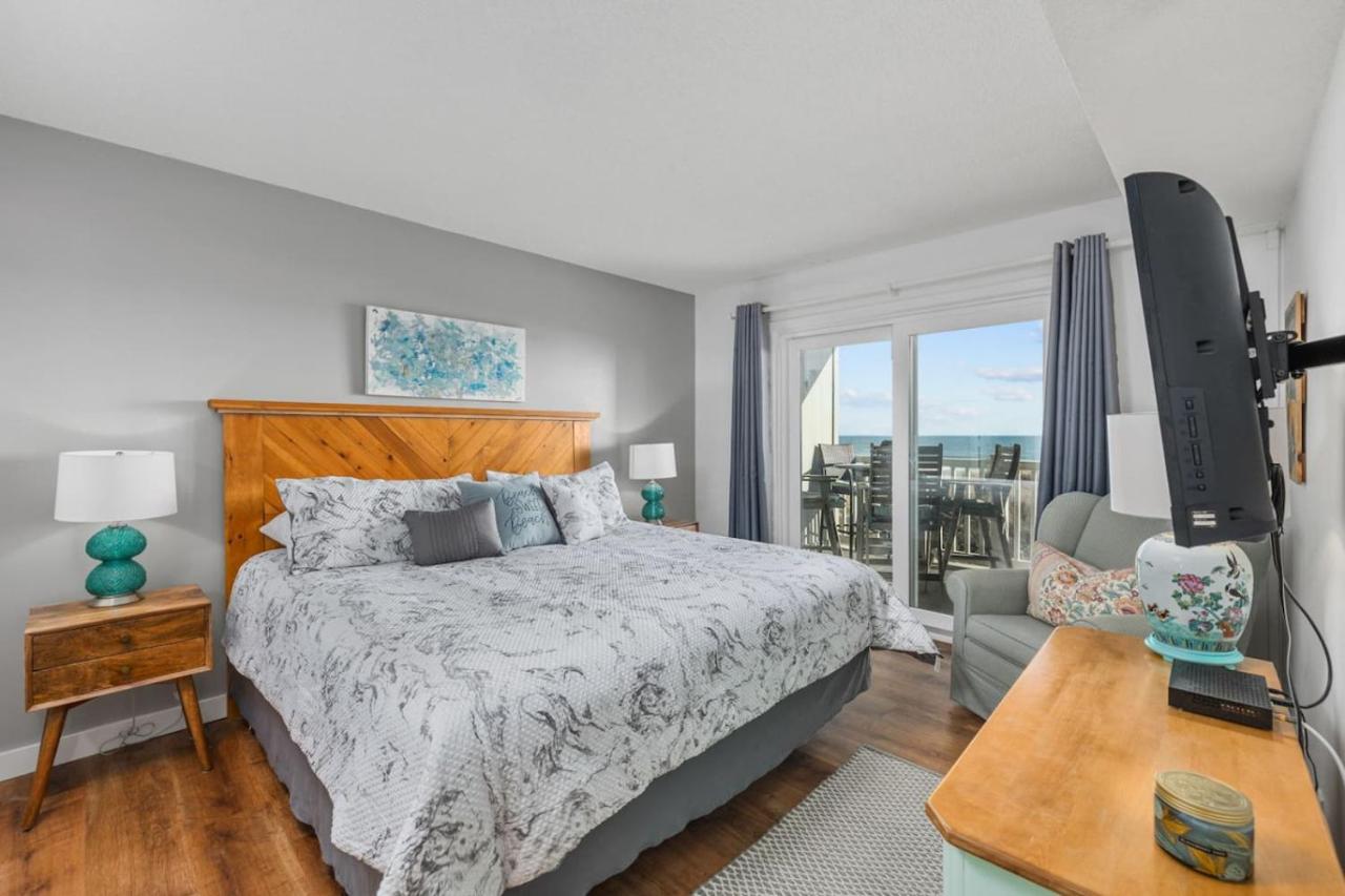 Stay awhile Immaculate Oceanfront Condo, great location, Unbeatable Views, Seasonal Pool - Chambres d'hôtes Myrtle Beach