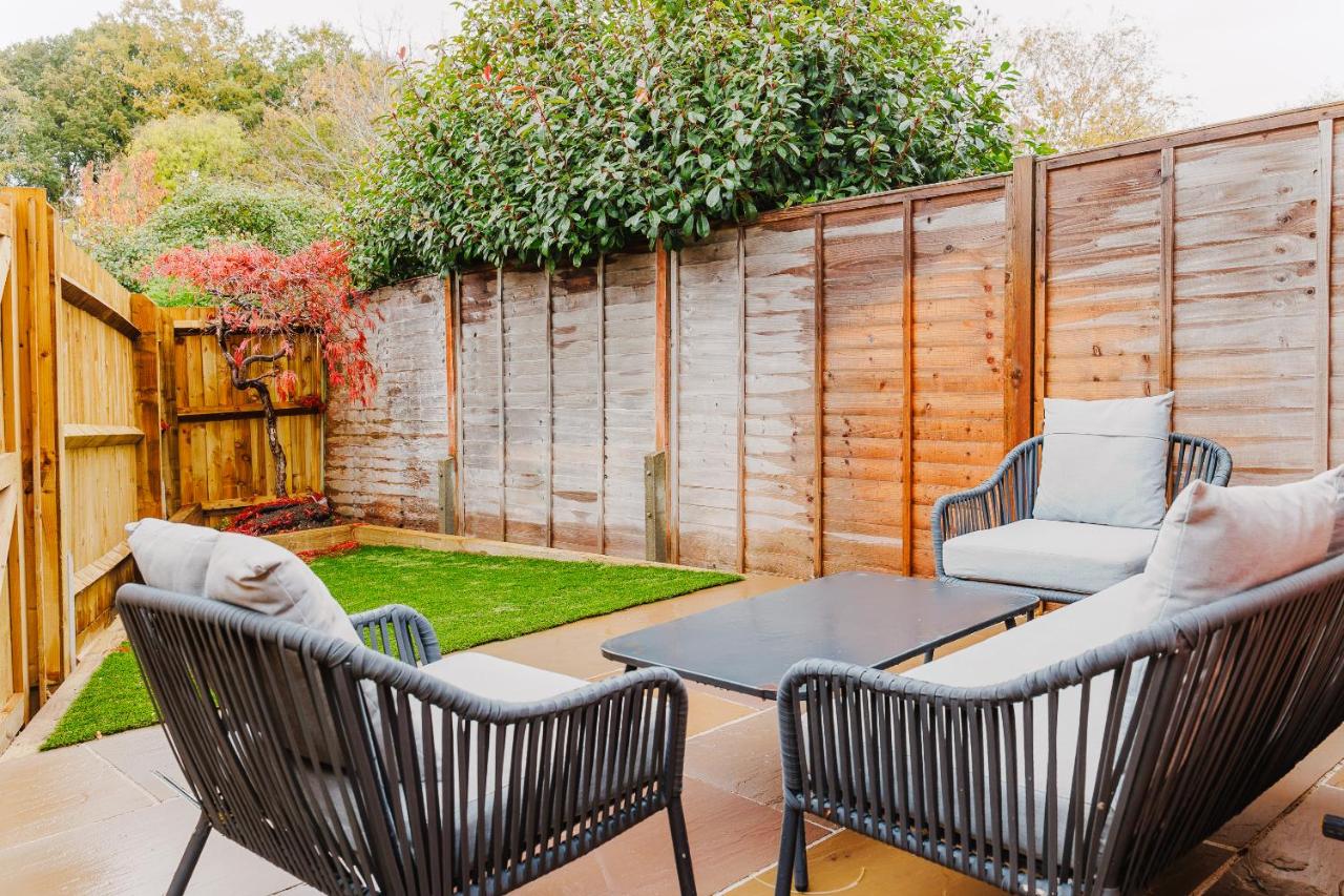 Stunning Family Cottage in Kenilworth, Free Parking, Walk To The Castle, Free Amazon Prime, Disney & Netflix - Chambres d'hôtes Kenilworth