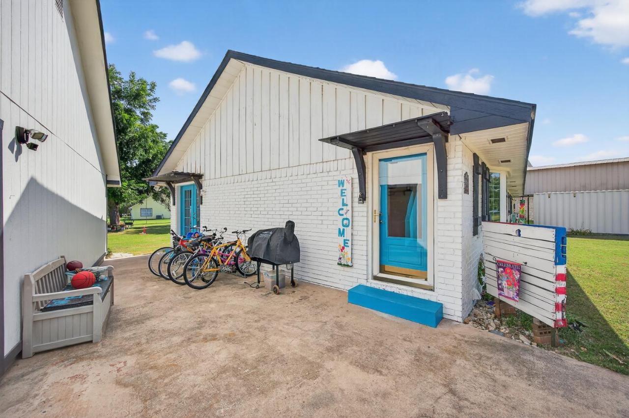 Walk to Lake Texoma Family-Friendly Retreat - Bed and Breakfast Kingston