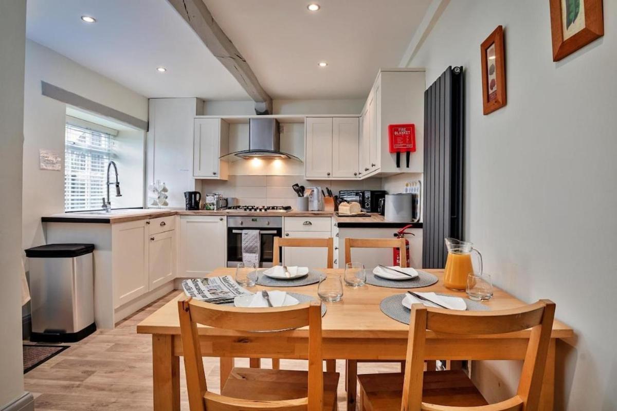 Cloggers Cottage, Harrogate with Free Parking - Bed and Breakfast Darley
