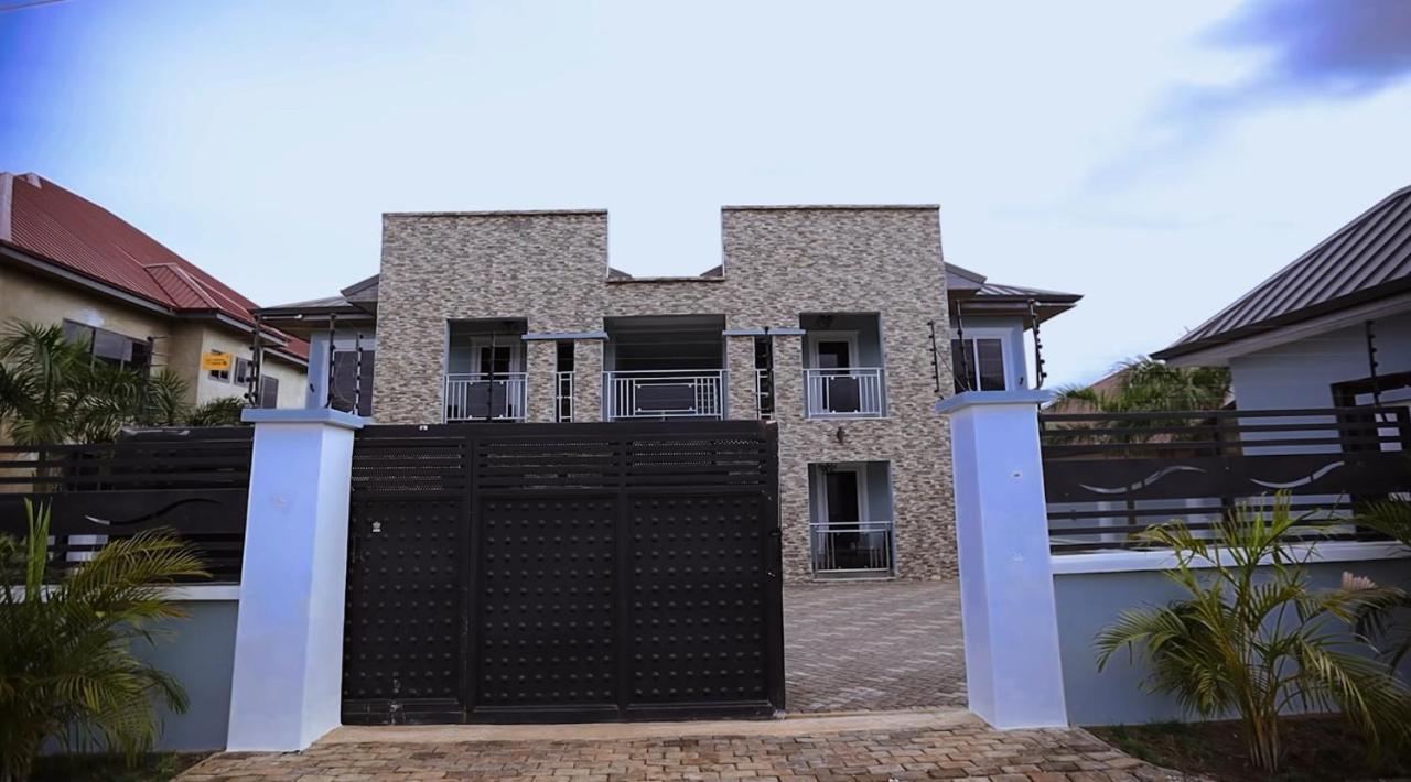 The Lodge at Seasons 52 - B&B Oyibi