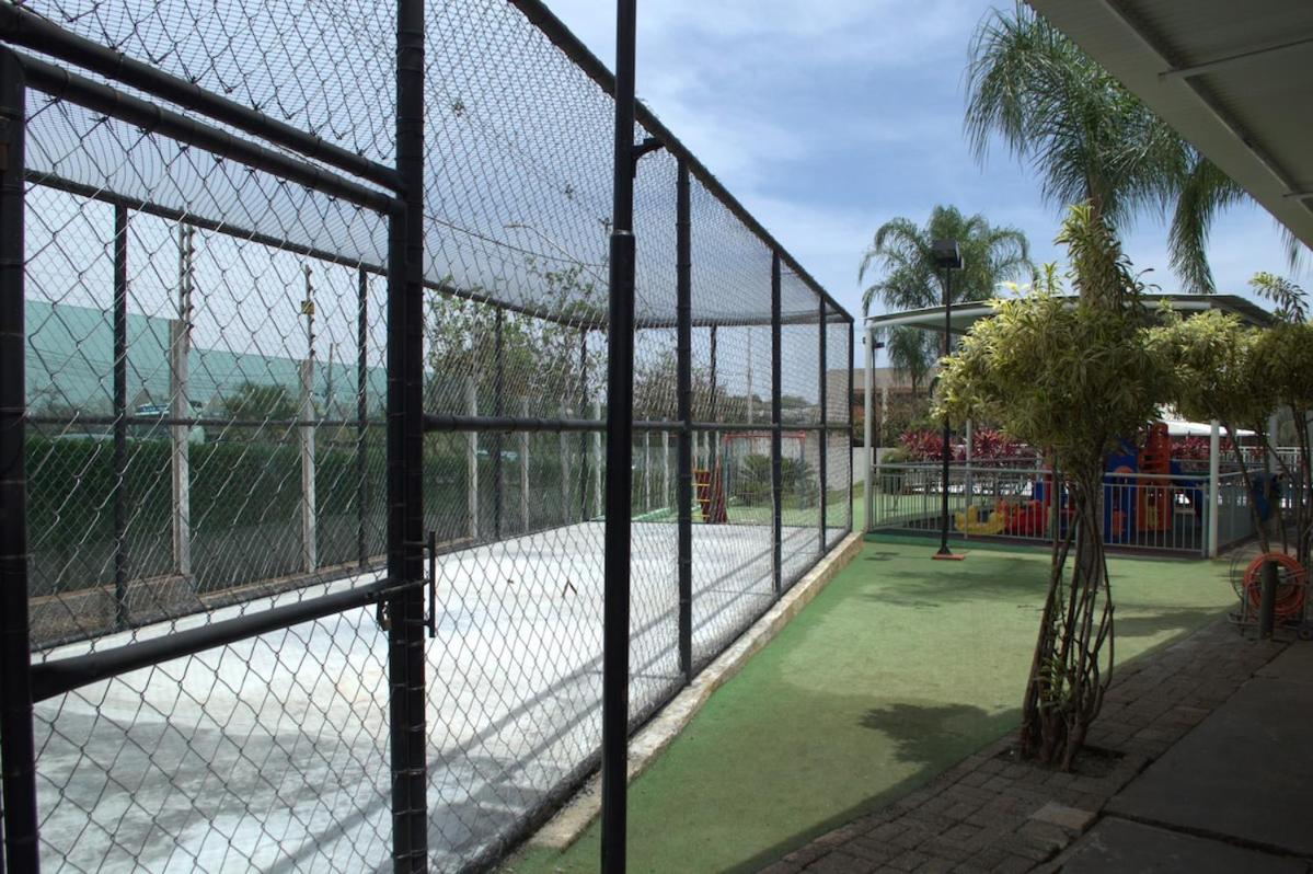 Apartamento com piscina e garagem privativa - B&B Londrina