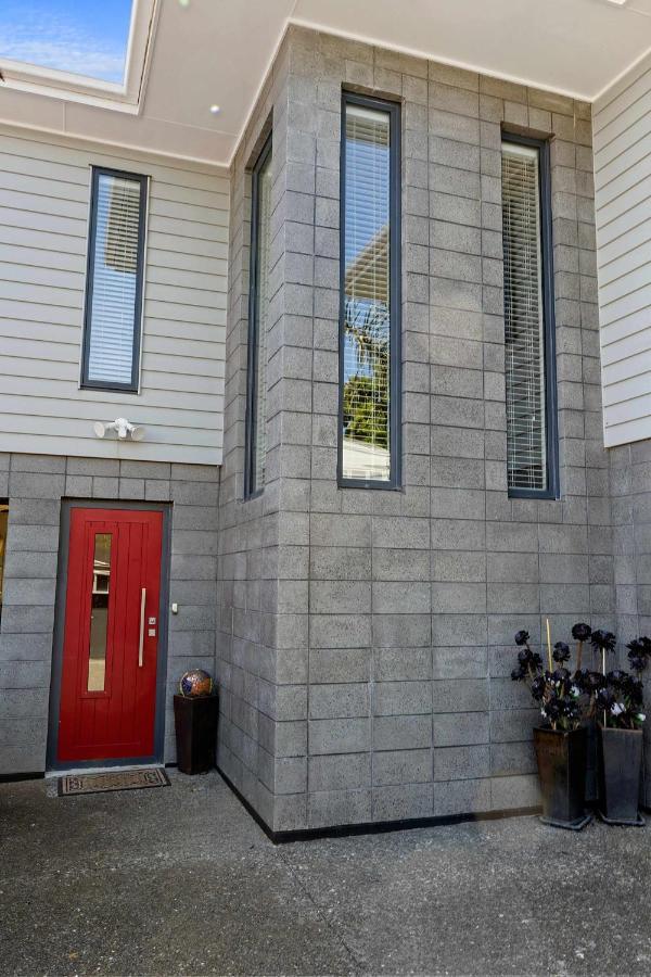 Seven By The Sea - stylish apartment near port - B&B New Plymouth