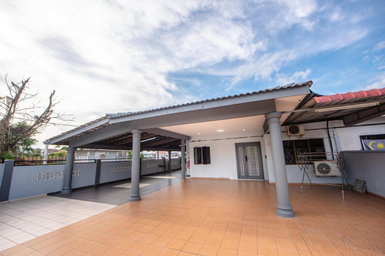 PD Corner Lot 5R3BR 16pax Pool Homestay 5min to Beach - Bed and Breakfast Port Dickson