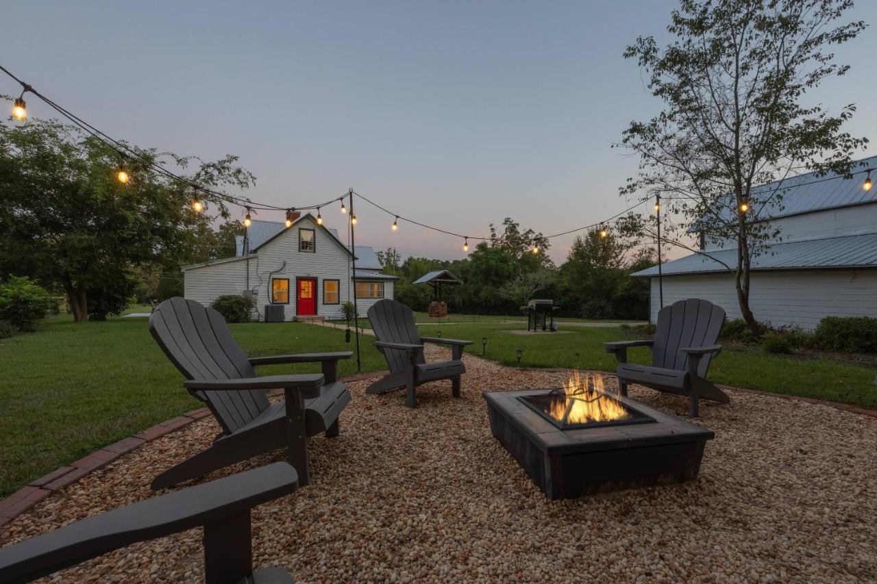 The Bulldog Farmhouse - 100 year old home - B&B Athens