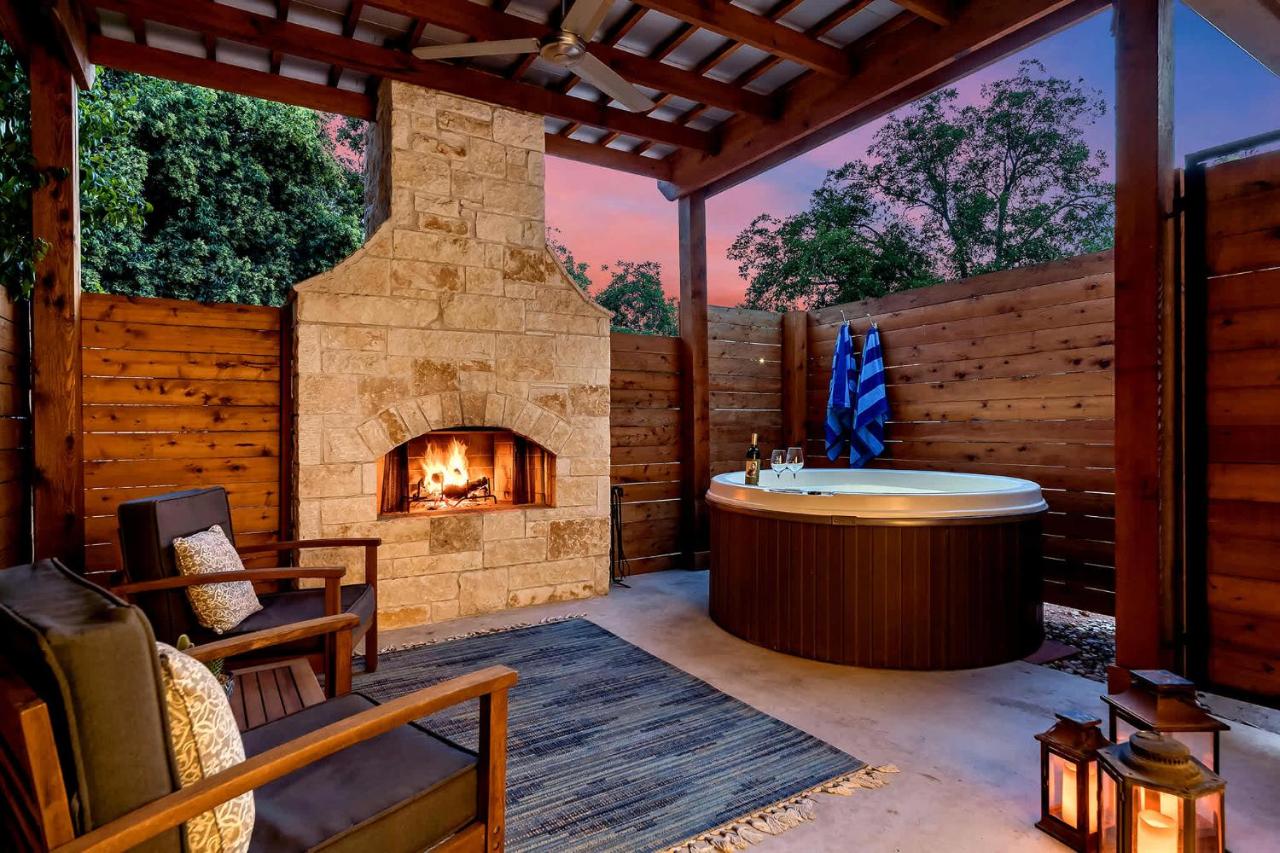 An Enchanted Hideaway outdoor fireplace hot tub - Ferienwohnung Fredericksburg