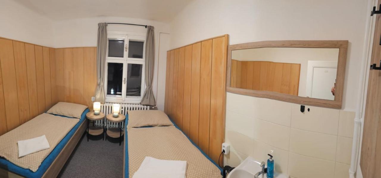 Chambre Double ou Lits Jumeaux avec Salle de Bains Commune