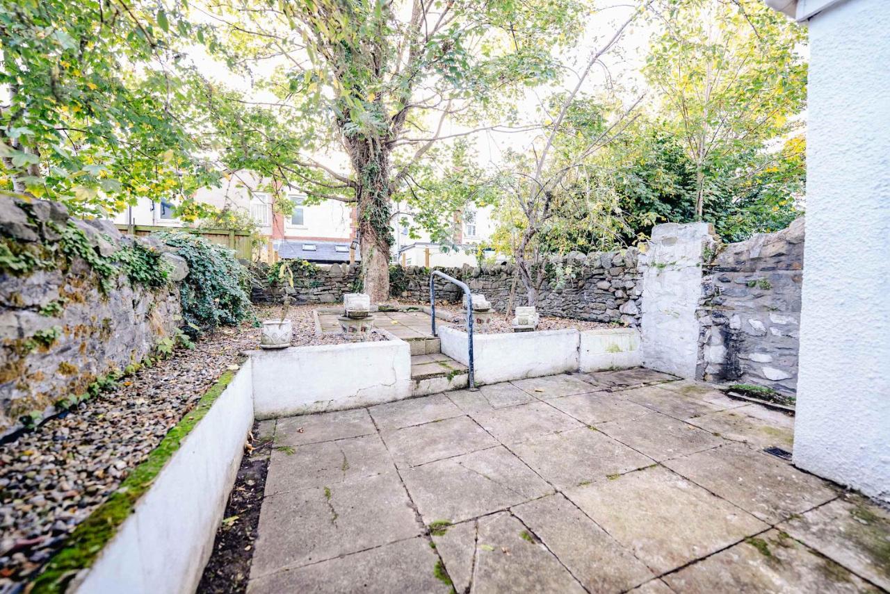 Cozy Cardiff Studio - City Center Gem with Patio - B&B Cardiff