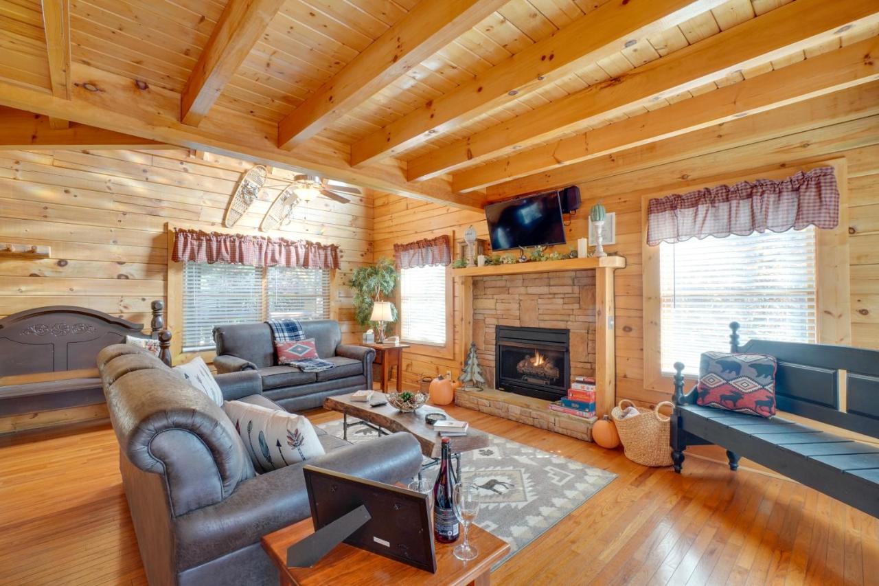 Romantic Cabin with Hot Tub in Pigeon Forge! - B&B Pigeon Forge