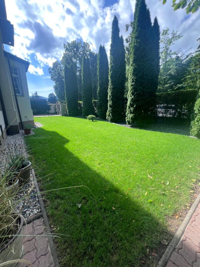 BL - The Townhouse, 24hr Self Check-in, Free Private Parking, Garden, Adjacent to beautiful City Park, City Centre 5 min walk - Chambres d'hôtes Banská Bystrica