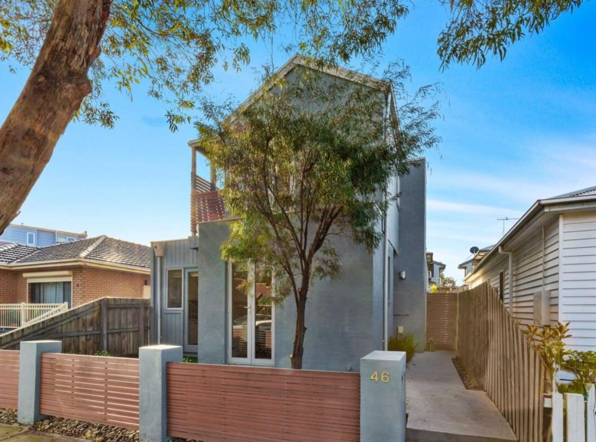 Chic 2-Bed Home By Bustling Shops - B&B Yarraville