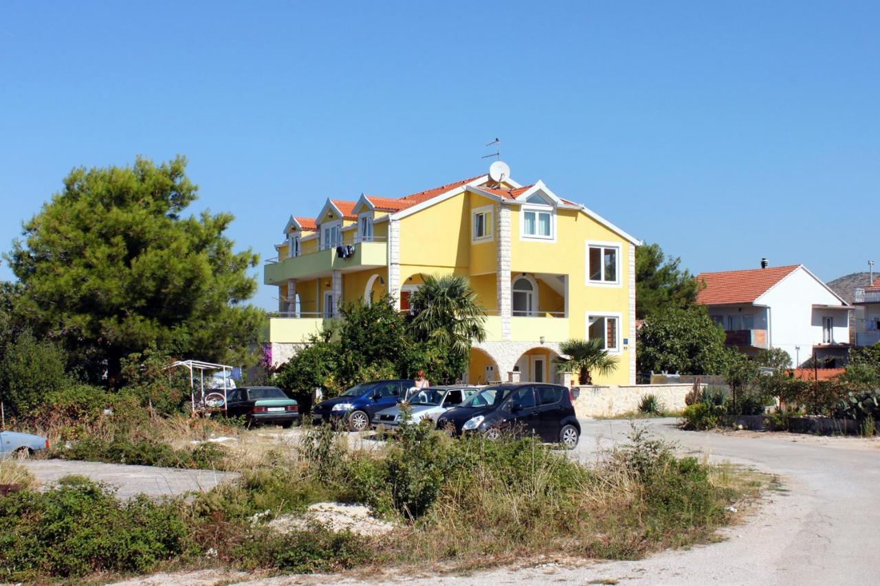 Apartments with swimming pool Sibenik - 4166 - Chambres d'hôtes Sibenik