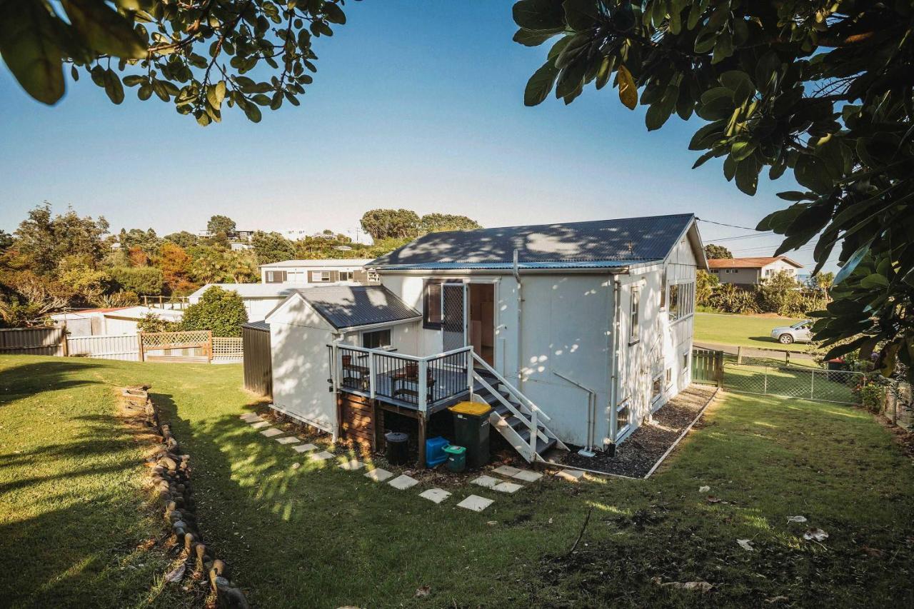 Oakura Circle - authentic Kiwi bach by the beach - B&B Oakura