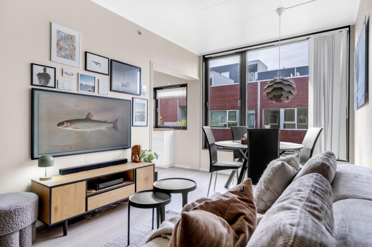 Cozy Central Apartment - Unique Wall Paintings - B&B Tromsø