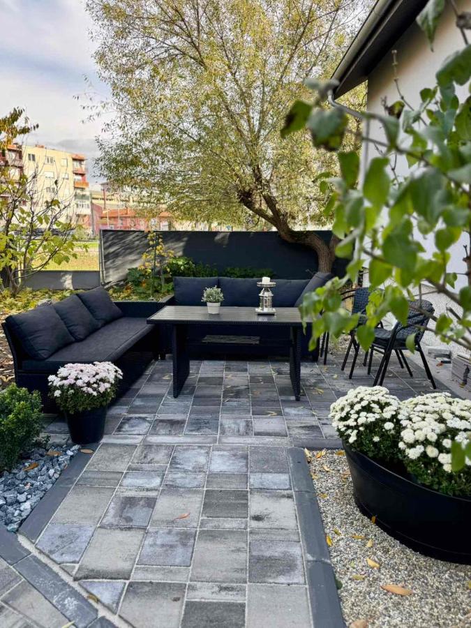 Prostran moderan apartman110 kvadrata u centru- 2 spavaće sobe, parking u dvoristu - Chambres d’hôtes Jagodina