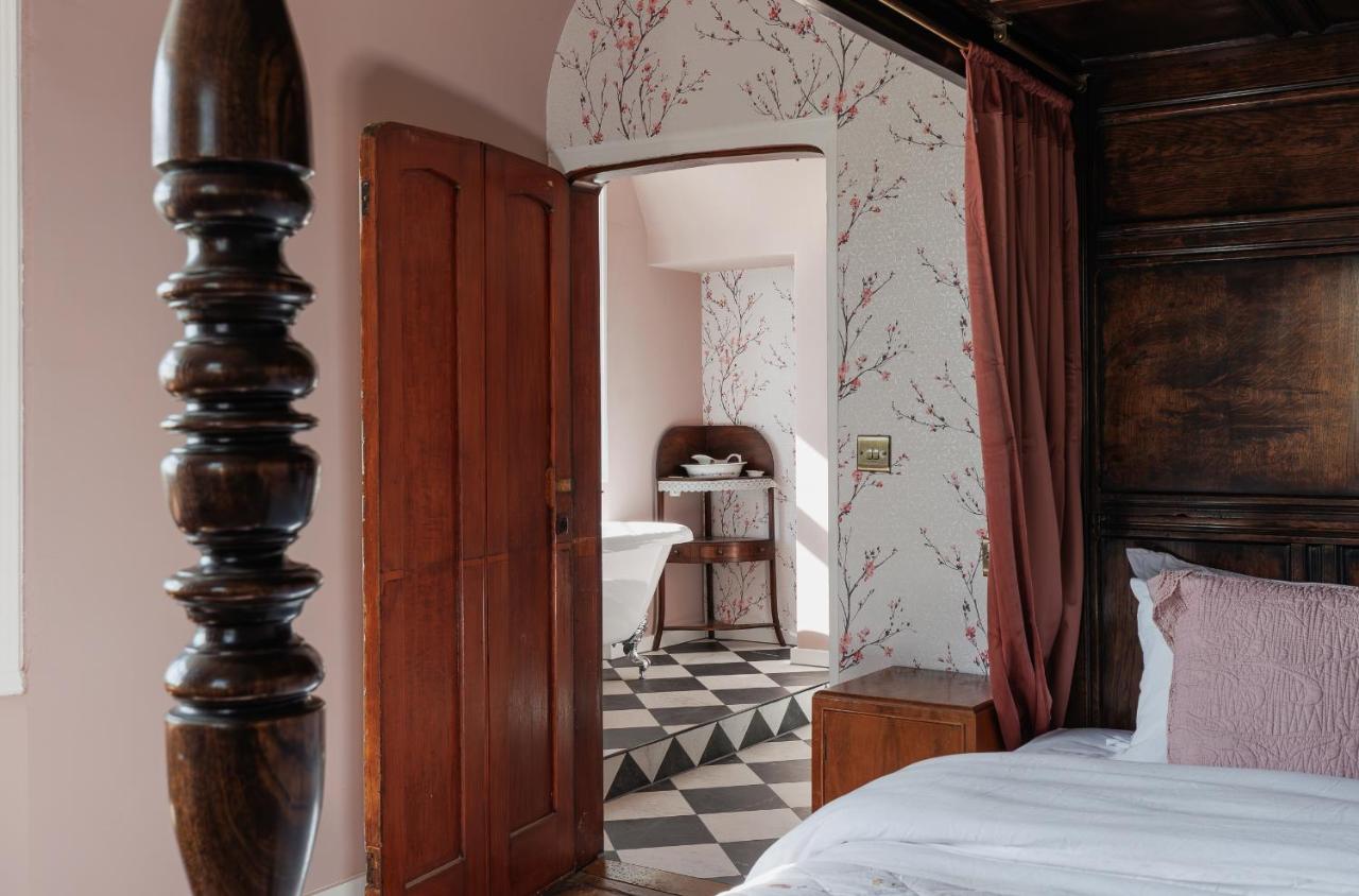 Zimmer mit Kingsize-Bett und Meerblick