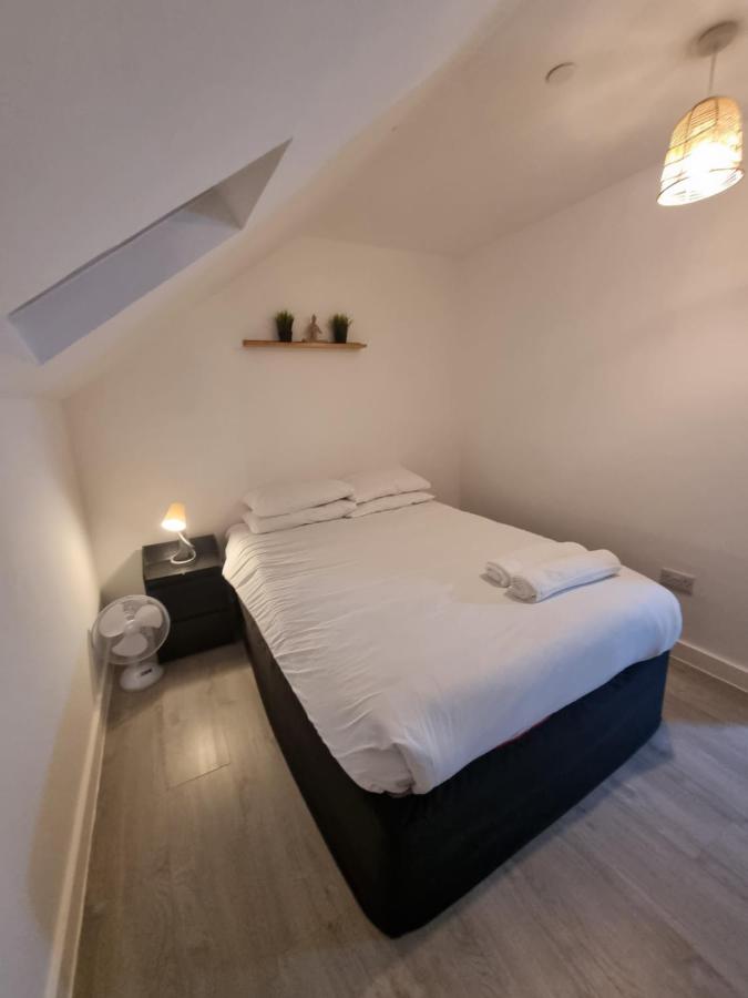 ApartHotel 4 - Fast WiFi, Hotel Linen, Keyless Entry, City only 10 Mins - BY PROPERTY PROMISE - Chambres d'hôtes Cardiff