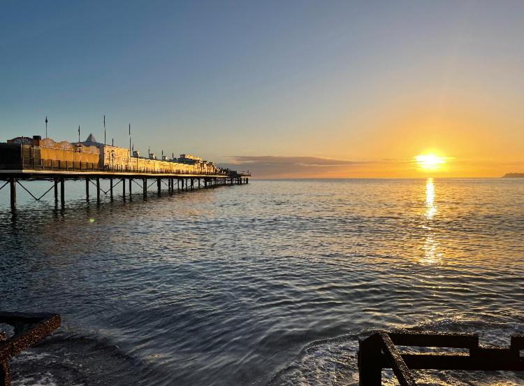 PINK HOUSE ,Opposite PIER & Beach ,SLEEPS 6 , 2 BEDROOM GROUND FLOOR SELF CONTAINED GARDEN FLAT , PRIVATE ENTRANCE , KITCHEN , Guaranteed Parking ,Wifi , Movies ,Bathroom ,fridge , microwave ,BEDROOM 1, DOUBLE BED & 2 SINGLE BEDS ,BEDROOM 2 , DOUBLE BED - B&B Paignton