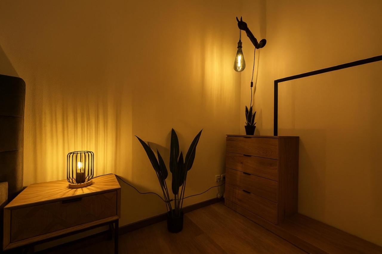 YFB-170m2 Apartment für bis zu 15, modern, 1min zu UBahn, Ruhige Lage, Parkplätze, WIFI, Netflix, Kindergerecht - B&B Nuremberg