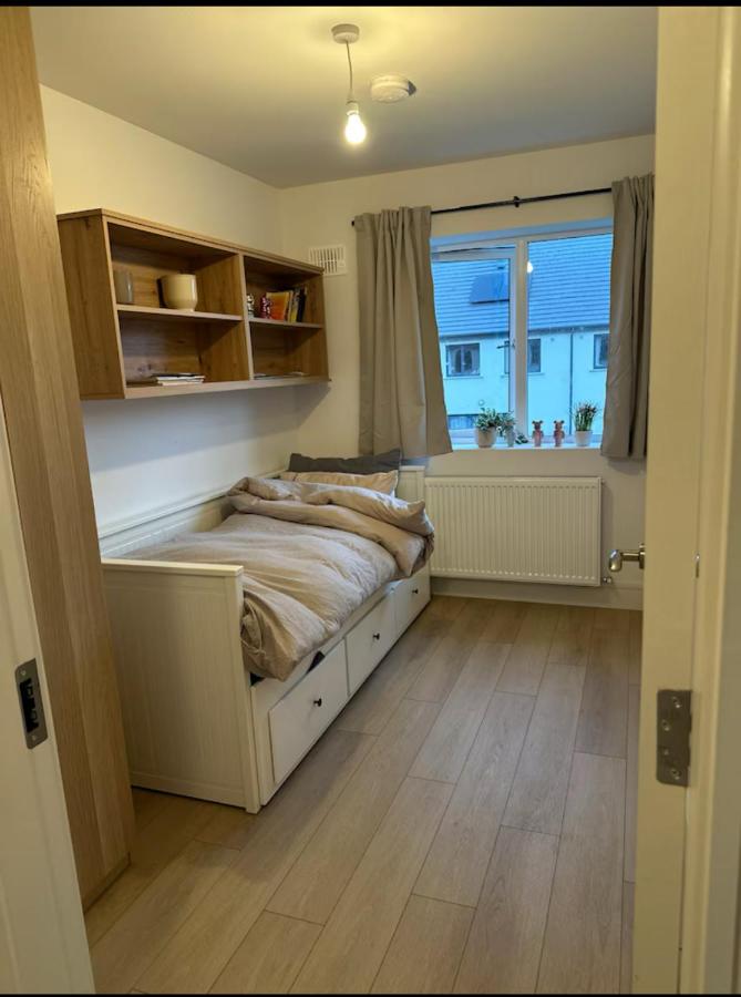 Brand new home beside luas station and shops - B&B Kingswood