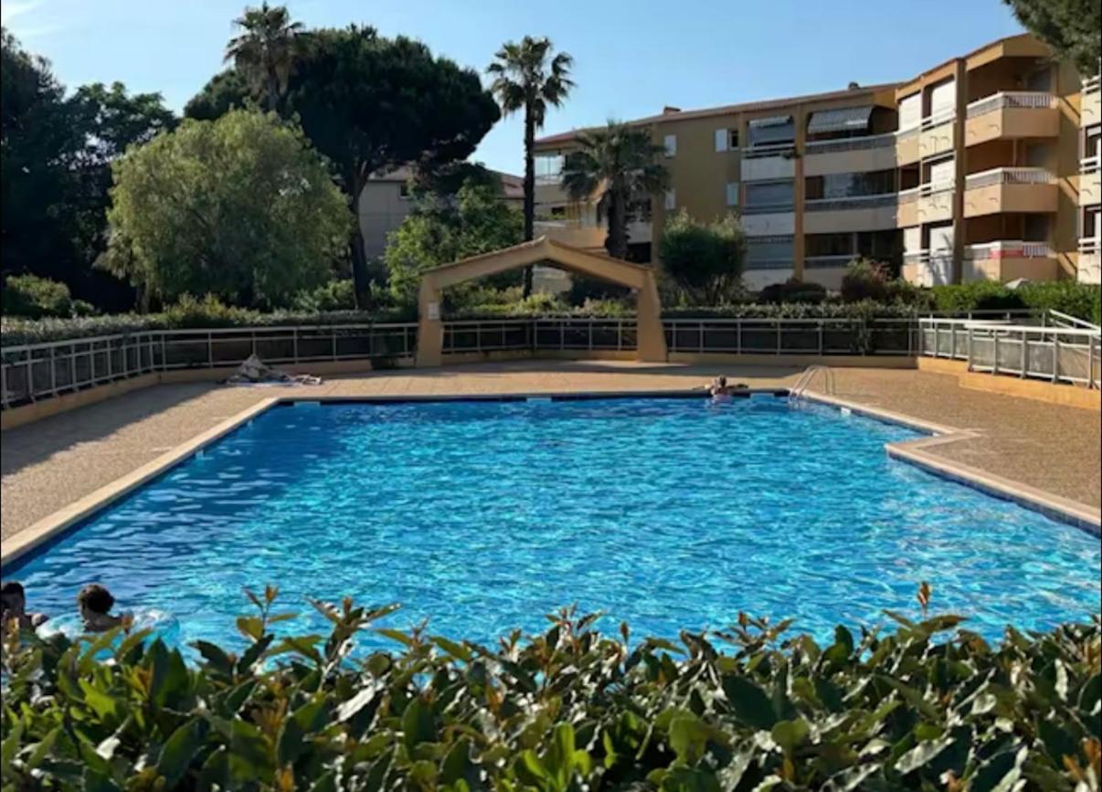Résidence privée avec balcon, piscine et place de parking - Chambres d’hôtes Le Lavandou