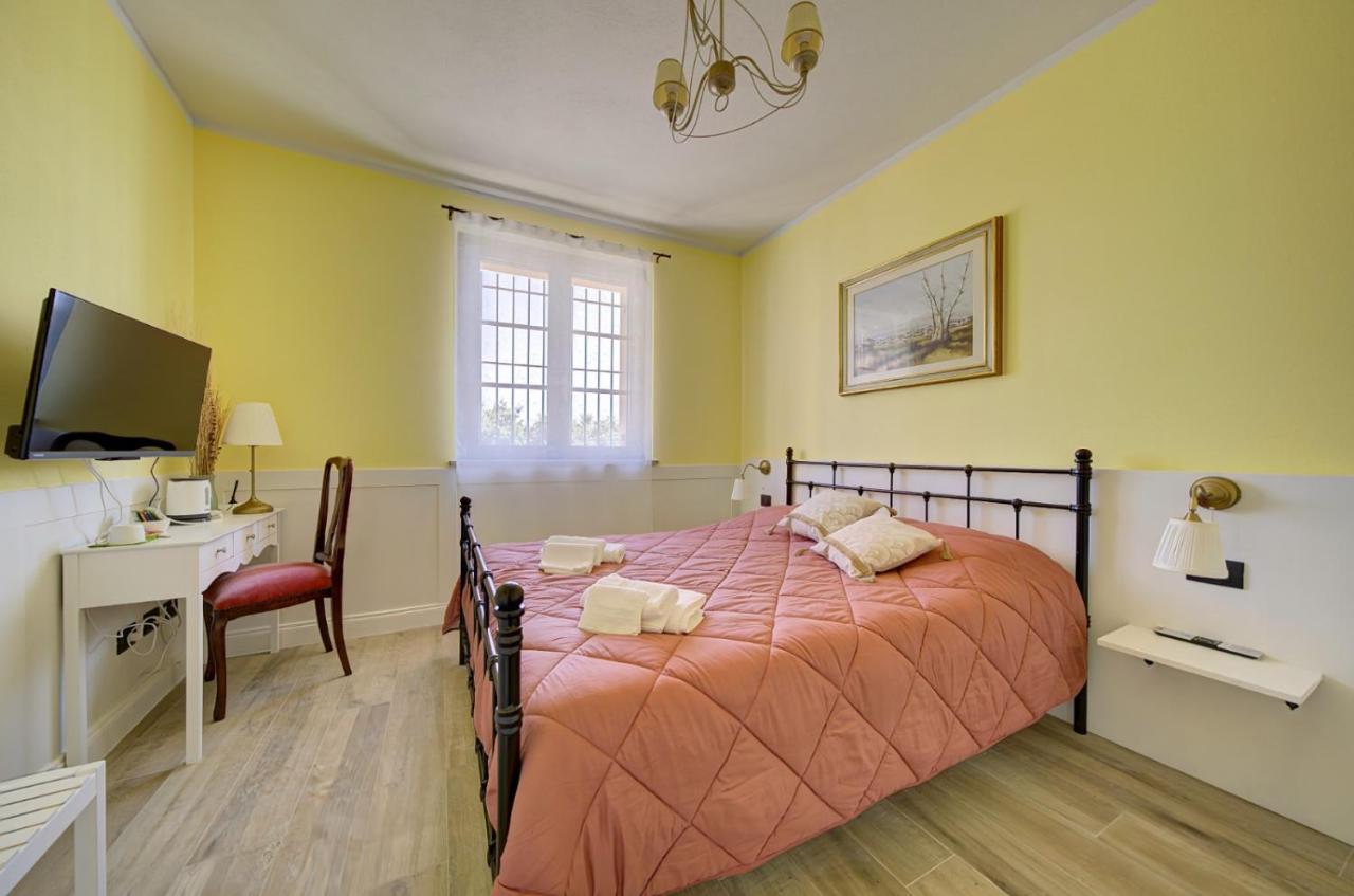 Zimmer mit Kingsize-Bett