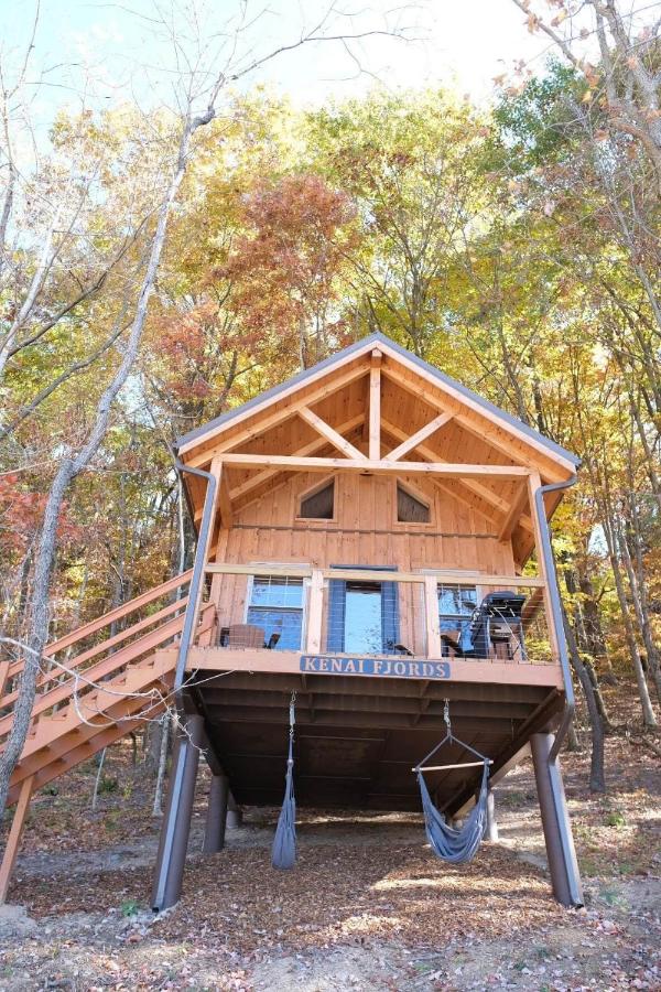 Wooden Chic Cabin Fully Stocked in Ohio - B&B Deersville