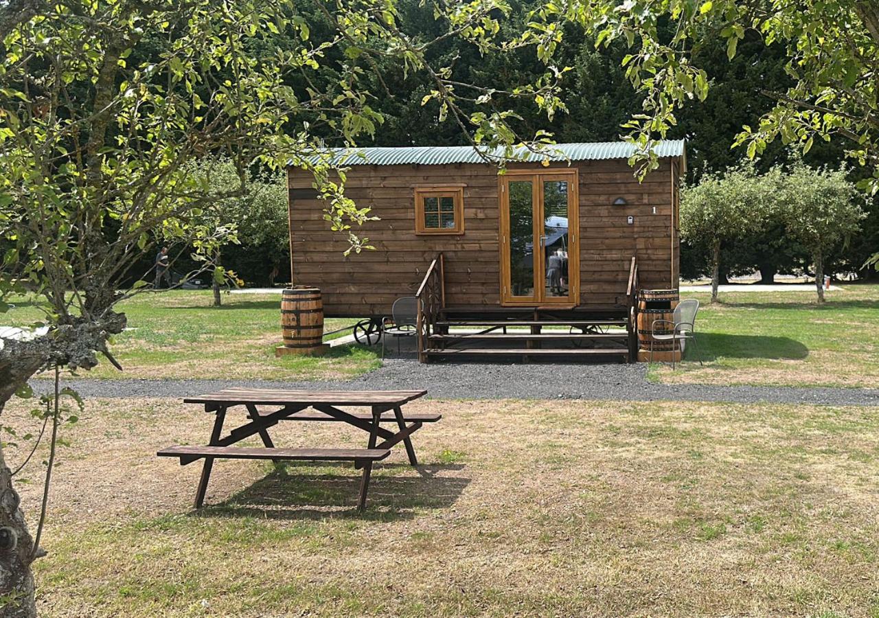Stratford Bespoke Shepherd Hut - B&B Snitterfield