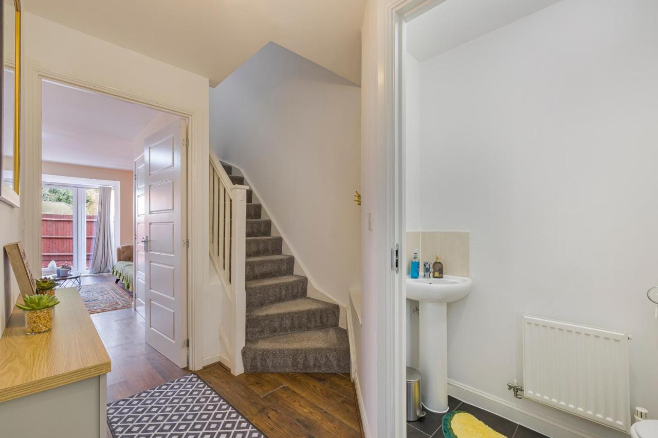 Casa Lana - Spacious and Stylish 4-Bed Home Near Gatwick with Free Parking - B&B Horley