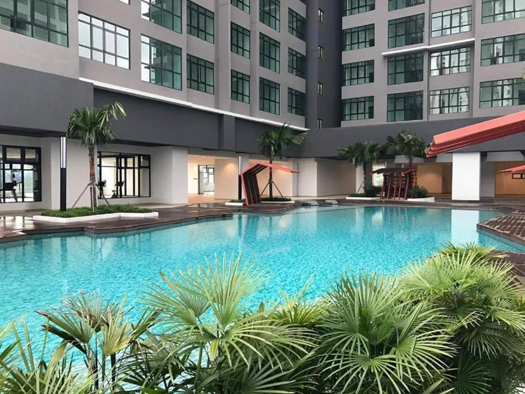 Cozy 3R2B# Conezion IOI Resort City# Netflix# Walk to IOI City Mall & 20 mins drive to UKM - Bed and Breakfast Putrajaya