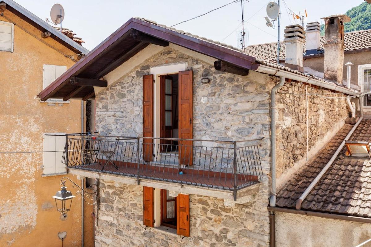 Typical stone house with balcony - B&B Ossuccio