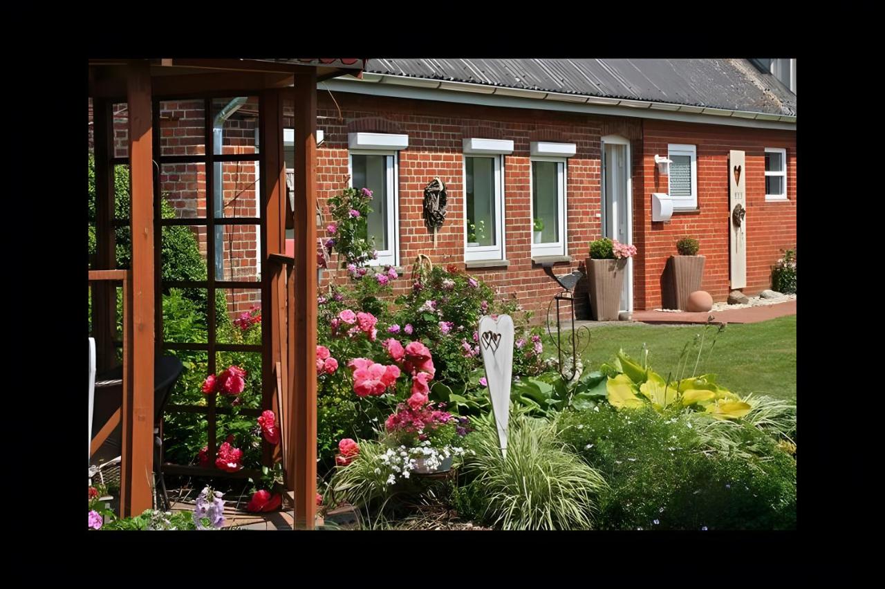 Ferienhaus Nanny Und Helene - B&B Uphusum