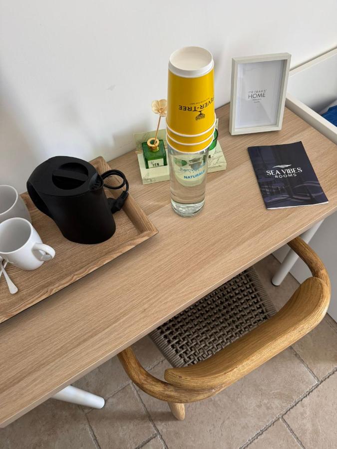 Zimmer mit Kingsize-Bett und Meerblick