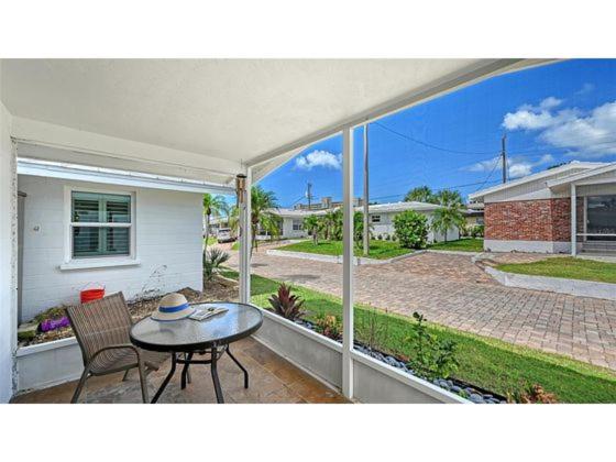 Coastal Comfort Steps from Crescent Beach Paradise - Aloha Kai #63 - Roelens - Bed and Breakfast Siesta Key