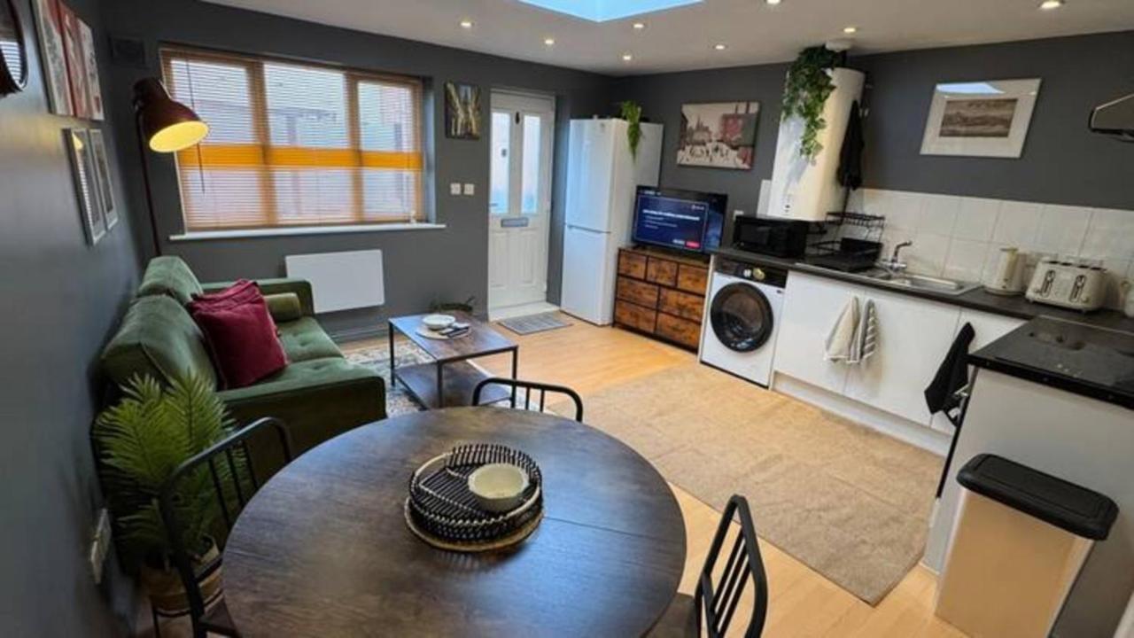 Watford High Street apartment with kitchen & sofa bed - Bed and Breakfast Watford