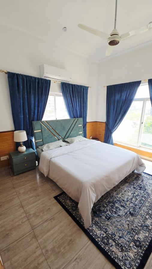 Habitación con cama extragrande y vistas al jardín