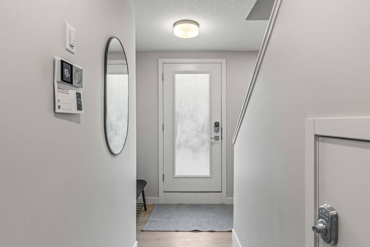 3BR with Stunning Views Self Check-In and Free Parking - B&B Canmore