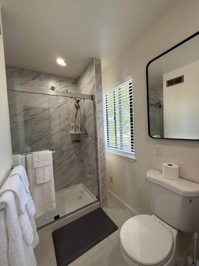 Newly Renovated Lakefront with Dock - Chambres d’hôtes Bethel Island