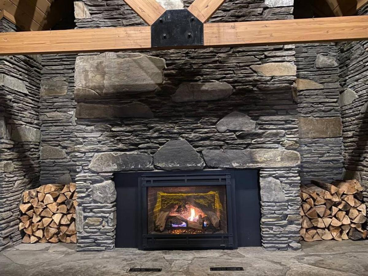 Rustic Studio with Balcony, Pool and Hot Tub near Loon Mountain - B&B Lincoln