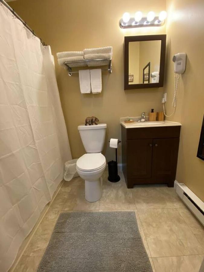 Rustic Studio with Balcony, Pool and Hot Tub near Loon Mountain - B&B Lincoln