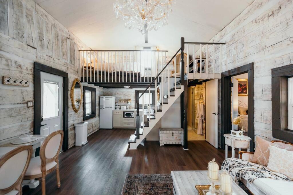 Victorian French Cottage - Hot Tub in Hocking Hills - B&B South Bloomingville