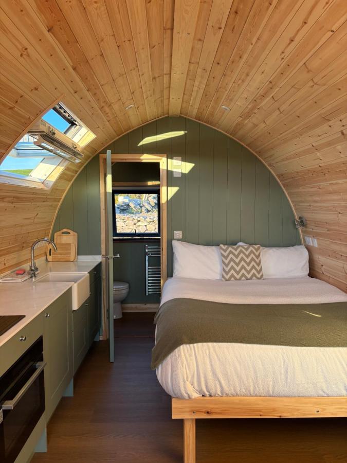 Habitación con cama extragrande y vistas al lago
