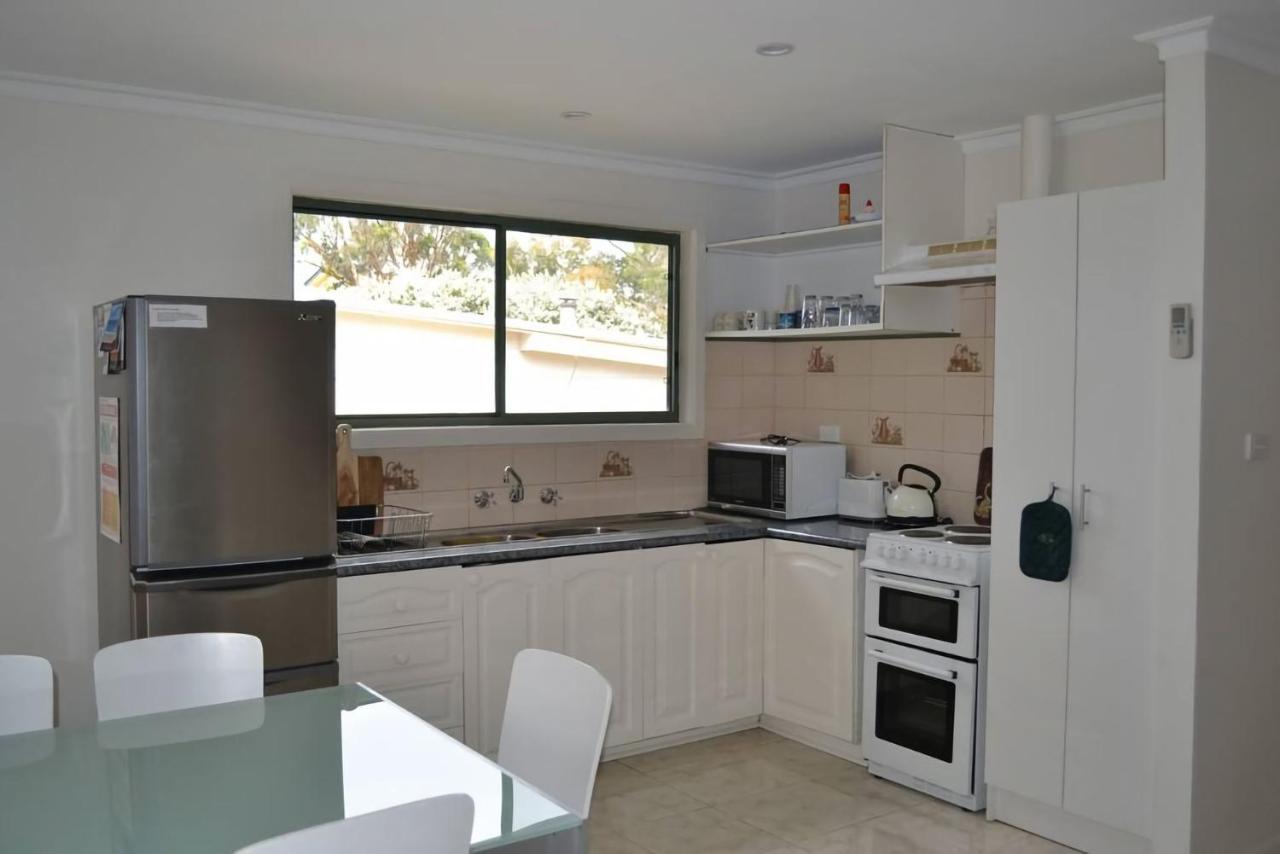 Dino s Beach Pad - B&B Venus Bay