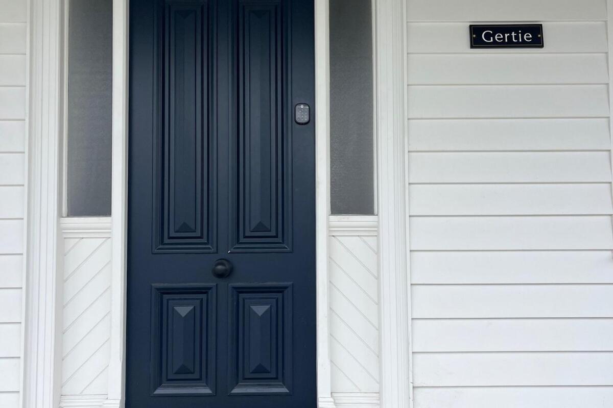 Gertie, Classic meets Modern with Pako next door - B&B Geelong West