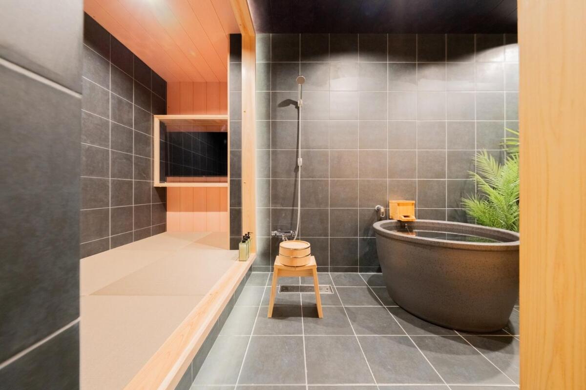 畳で整う貸切サウナ付きの一軒家 USjまで約10分 寝室6部屋 バスルーム3台 - B&B Osaka